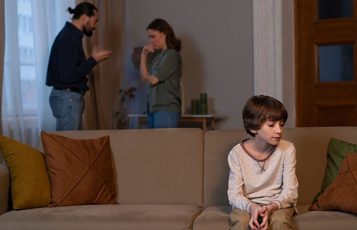 hijo-de-una-pareja-no-casada Pareja discutiendo delante de su hijo