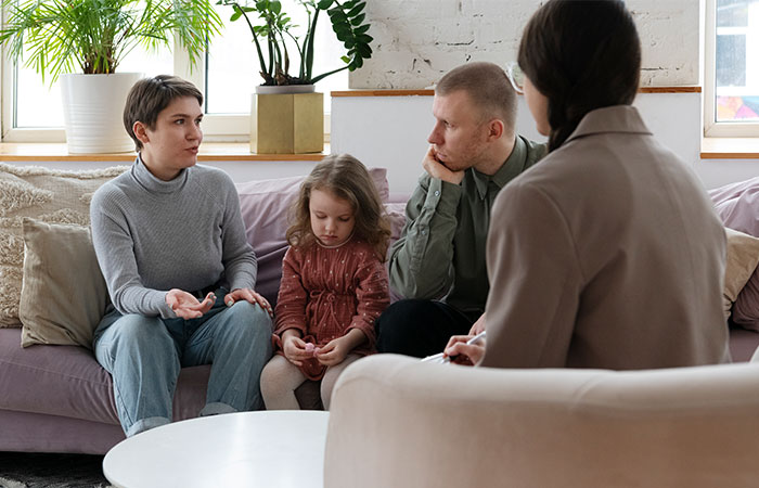 Padres en proceso de divorcio debatiendo sobre la custodia de su hija menor de edad